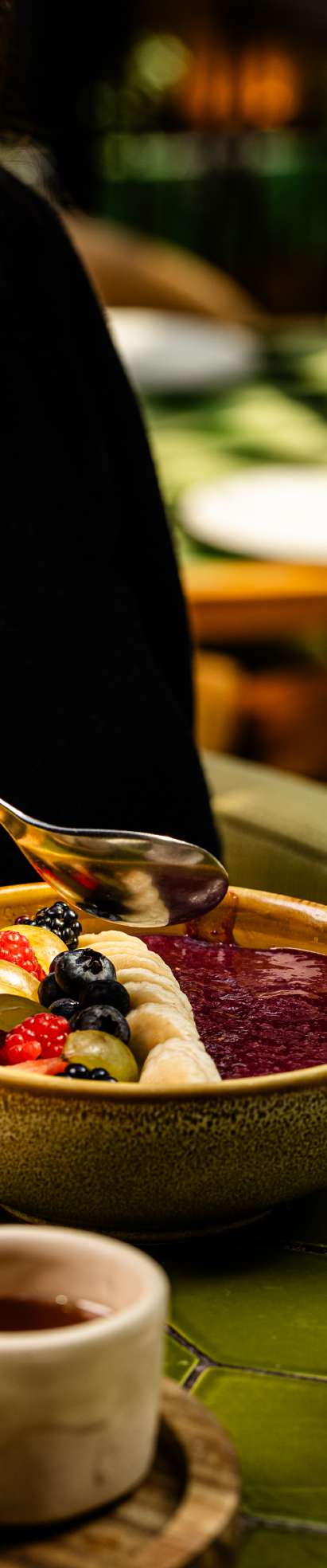 Postre de frutos rojos servido en Ramma Terraza